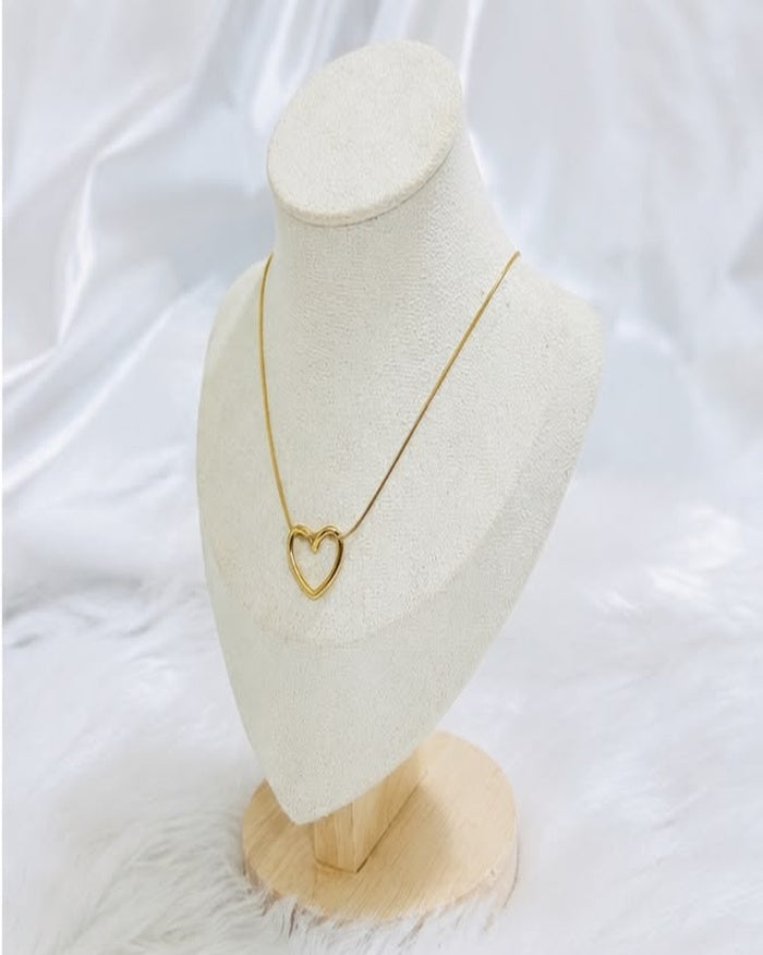 Anti tarnished open hearted necklace