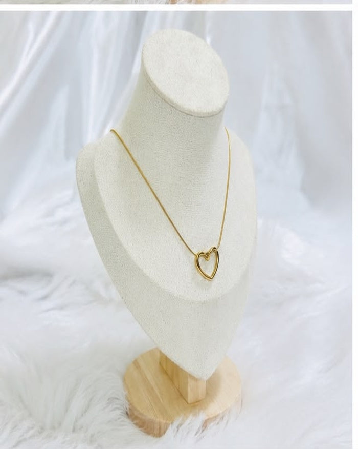 Anti tarnished open hearted necklace